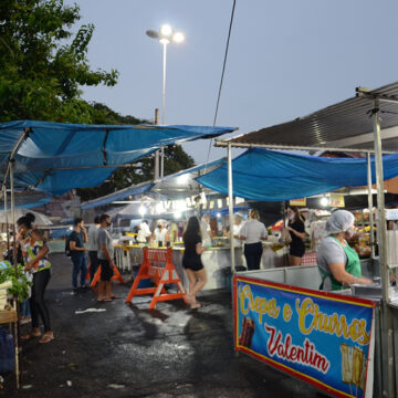 Lanche com carne louca é a atração do Educandário na Feira Noturna