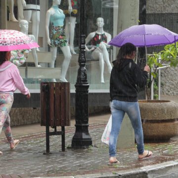 Chuva anuncia chegada da frente fria