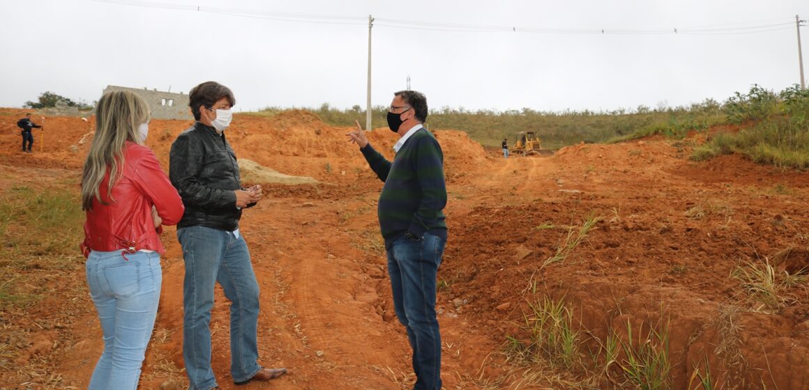 Prefeito acompanha obras de moradias em Eleutério