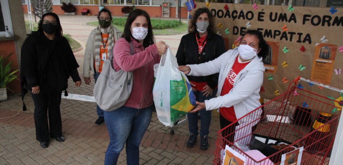 Drive-thru do Sesi arrecada 160 peças à Campanha do Agasalho