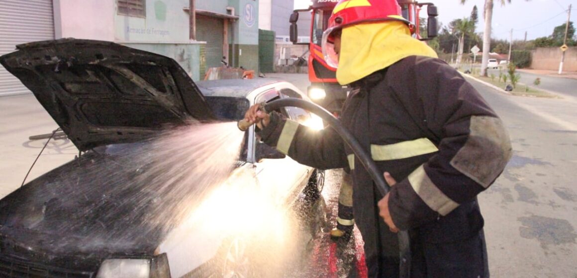 Carro pega fogo na Av. Getúlio Vargas