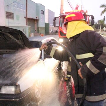 Carro pega fogo na Av. Getúlio Vargas