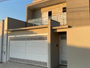 Vende-se casa: R. Natalino Rovares, Prados - Sala, 3 dormitórios (sendo uma suíte), Cozinha, Banheiro social, Garagem,  Área de serviço e Área gourmet - R$ 520 mil