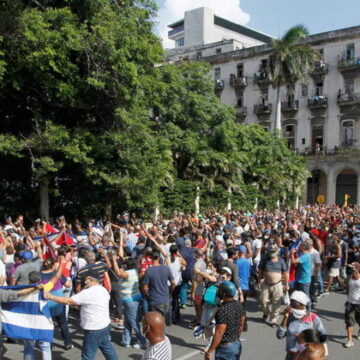Cubanos vão as ruas para protestar contra o comunismo