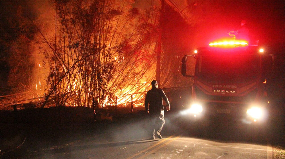 Defesa Civil combate incêndio no bairro dos Limas