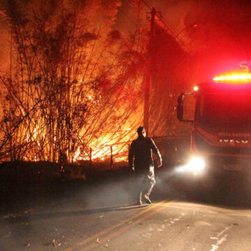 Defesa Civil combate incêndio no bairro dos Limas