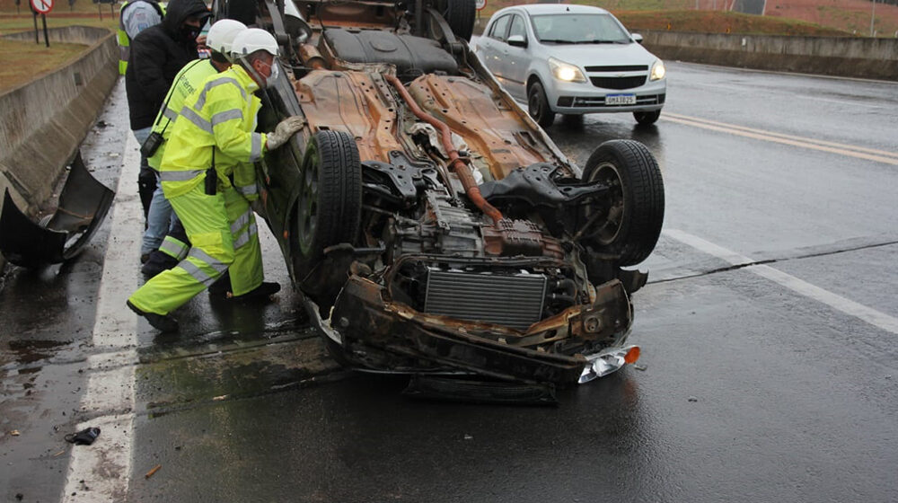 Carro capota na SP-352