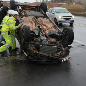 Carro capota na SP-352