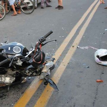 Colisão entre motos deixa uma pessoa gravemente ferida