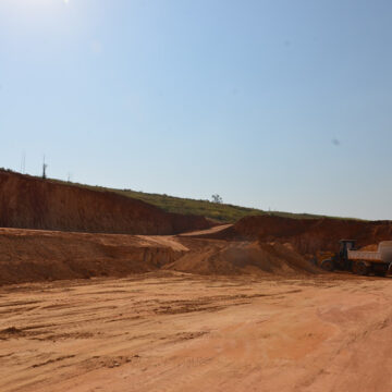 Terraplanagem no aterro alcança fase final da 3ª etapa