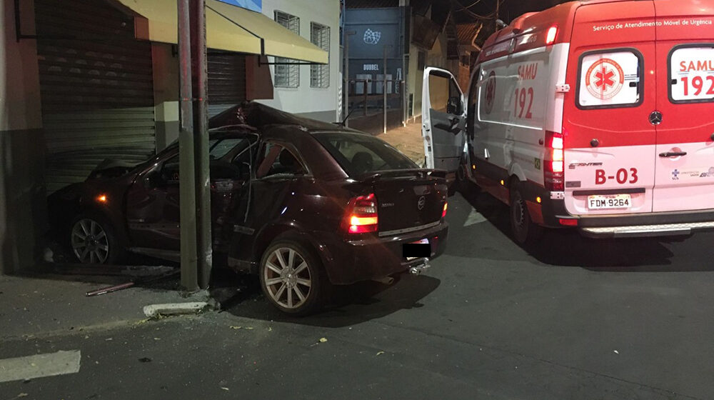 Violenta colisão contra poste é captada por câmeras – Veja vídeo