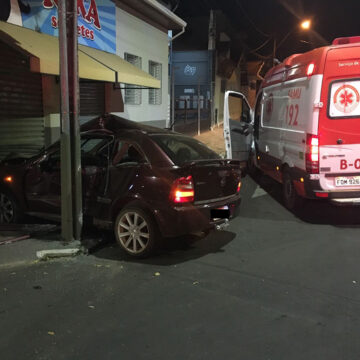 Violenta colisão contra poste é captada por câmeras – Veja vídeo