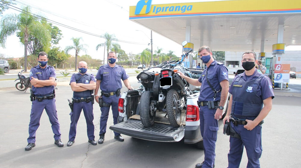 Em assalto a mão armada, tiro falha e moto é roubada. Gms recuperam moto.