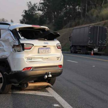 Caminhão e carro colidem na SP-352