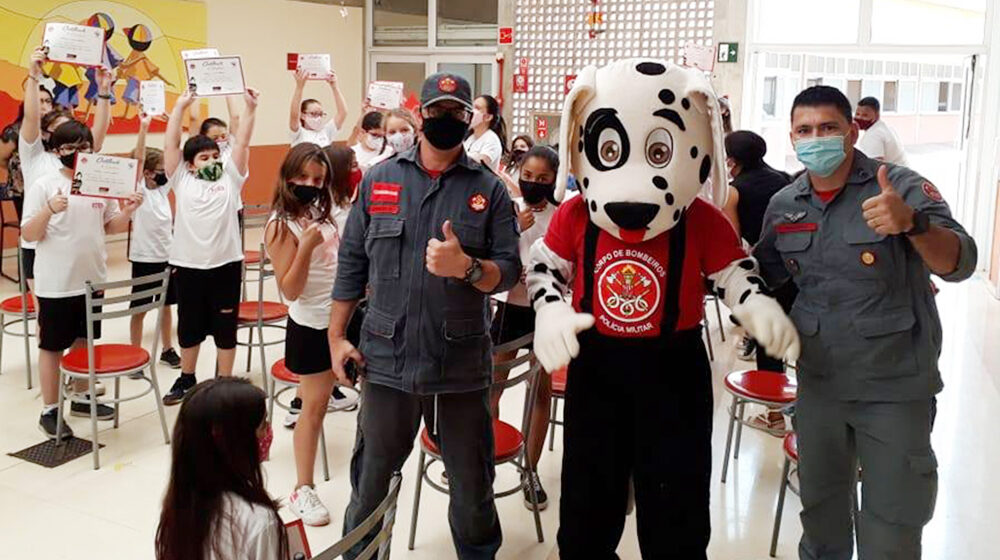 Estudantes do Sesi são envolvidos no programa ‘Bombeiro na Escola’