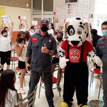 Estudantes do Sesi são envolvidos no programa ‘Bombeiro na Escola’