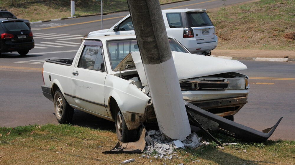 Após furto, ladrão bate carro em poste