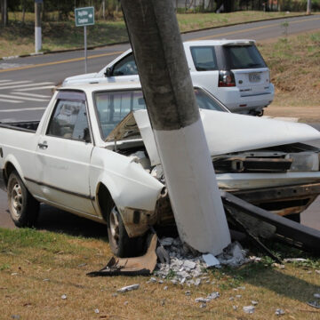 Após furto, ladrão bate carro em poste