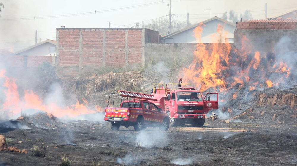 Incêndio castiga região do Hélio Nicolai e rompe tubulação