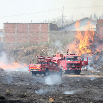 Incêndio castiga região do Hélio Nicolai e rompe tubulação