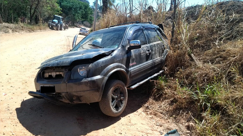 Capotamento em estrada rural deixa 4 feridos