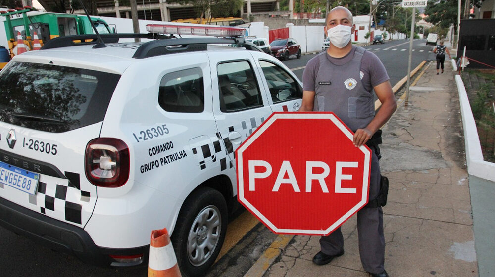 PM detém quatro indivíduos após furto de placa de trânsito