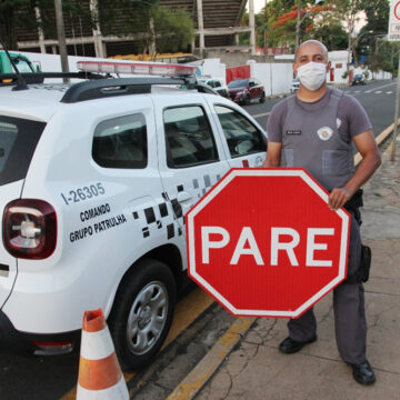 PM detém quatro indivíduos após furto de placa de trânsito