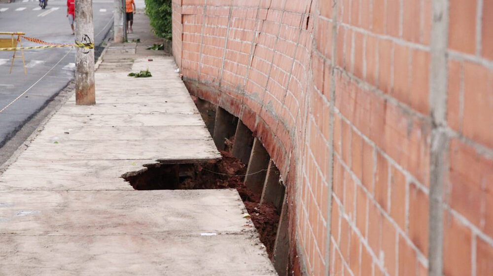 Forte chuva causa danos a diversos bairros do município