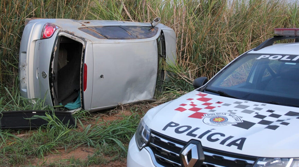 Carro roubado é localizado após capotamento em Itapira