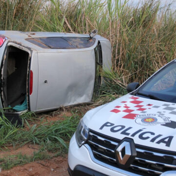 Carro roubado é localizado após capotamento em Itapira