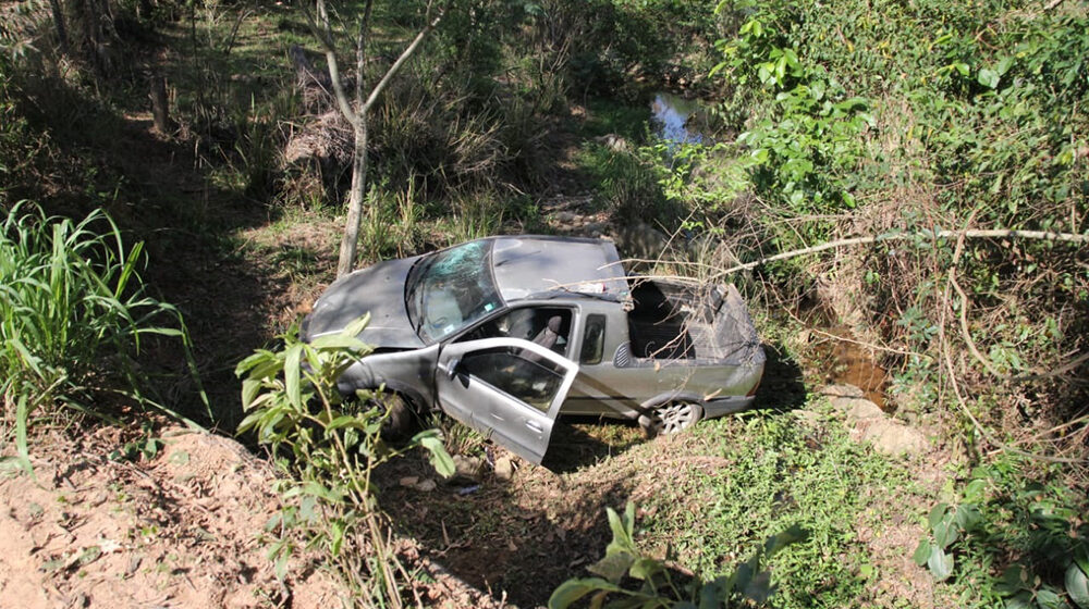 Carro cai em ribanceira em área rural do Barão