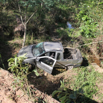 Carro cai em ribanceira em área rural do Barão