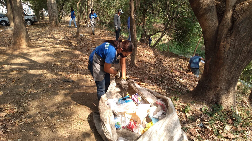 Força-tarefa atua na limpeza do ribeirão