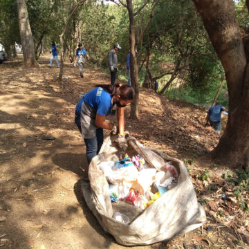 Força-tarefa atua na limpeza do ribeirão