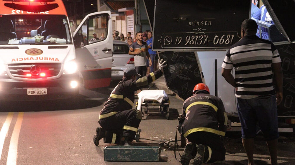 Carro colide contra trailer de lanches na Av. São Paulo