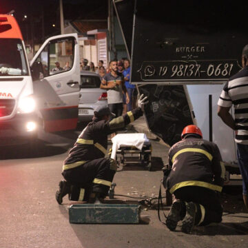 Carro colide contra trailer de lanches na Av. São Paulo