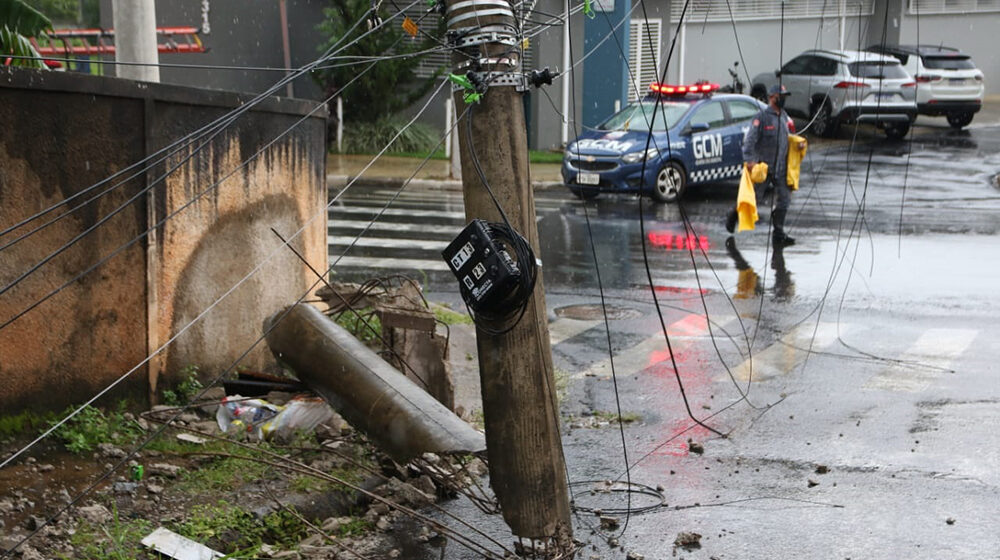 Poste quebra ao meio após colisão de caminhão