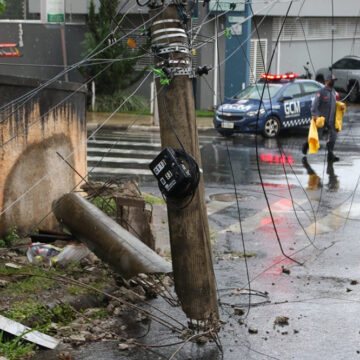 Poste quebra ao meio após colisão de caminhão