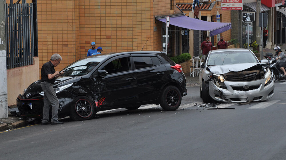 Corolla invade preferencial e causa acidente na José Bonifácio