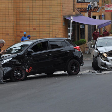 Corolla invade preferencial e causa acidente na José Bonifácio