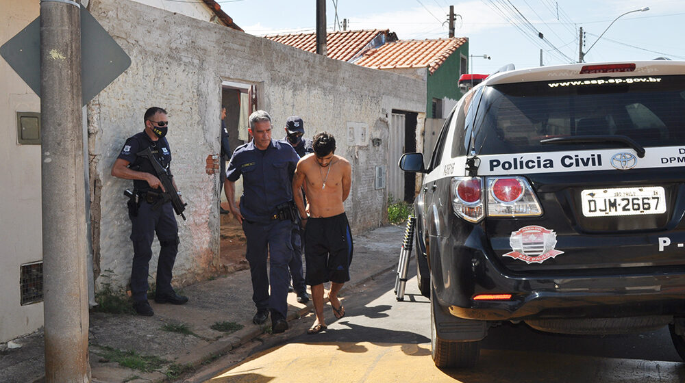 SIG e GMs encontram cocaína, maconha e crack e foragido é preso