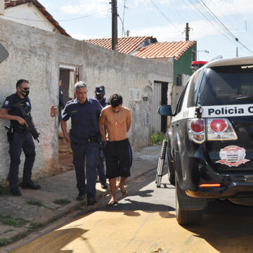 SIG e GMs encontram cocaína, maconha e crack e foragido é preso