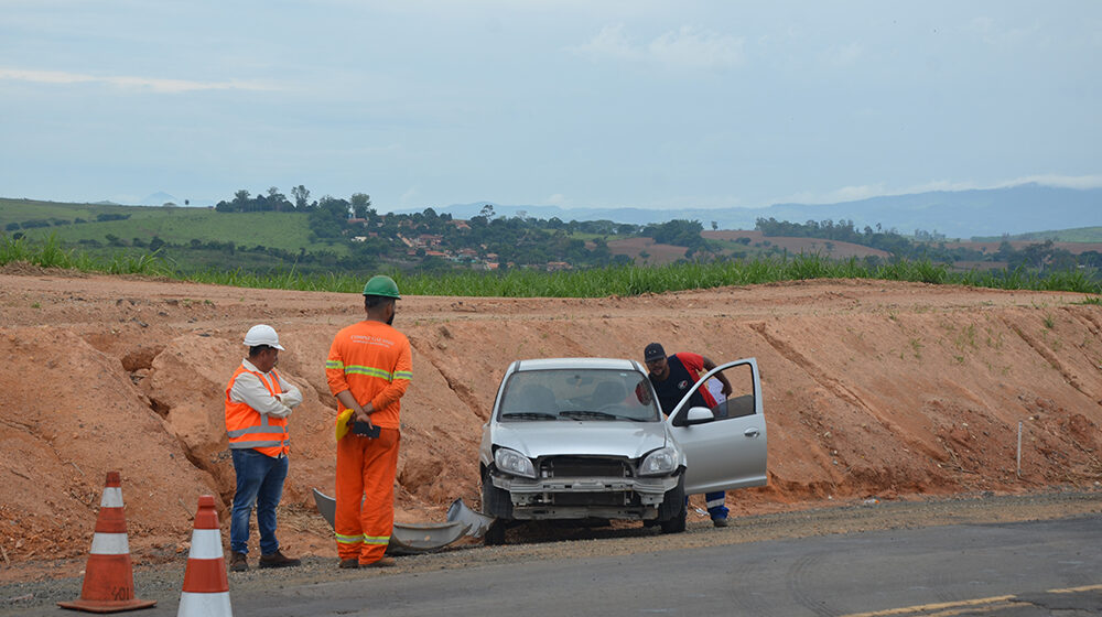 Em trecho de obras, Celta atinge barranco na Itapira/Guaçu