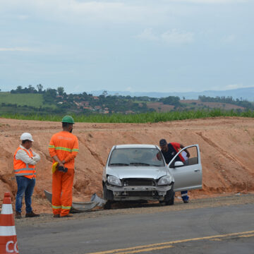 Em trecho de obras, Celta atinge barranco na Itapira/Guaçu