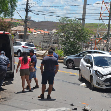 Colisão entre carreta e Fiesta deixa um ferido na 24 de Outubro