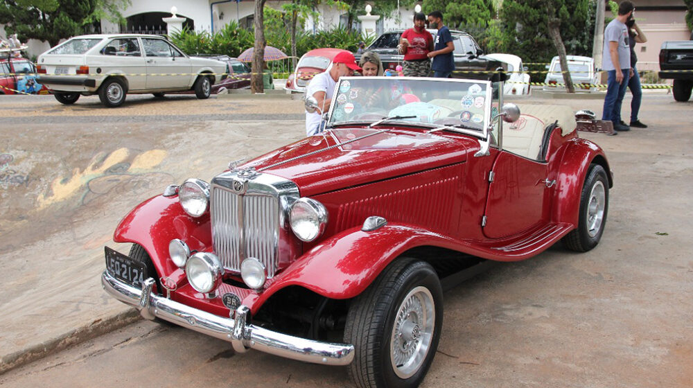 Encontro de Carros Antigos reúne mais de 200 expositores