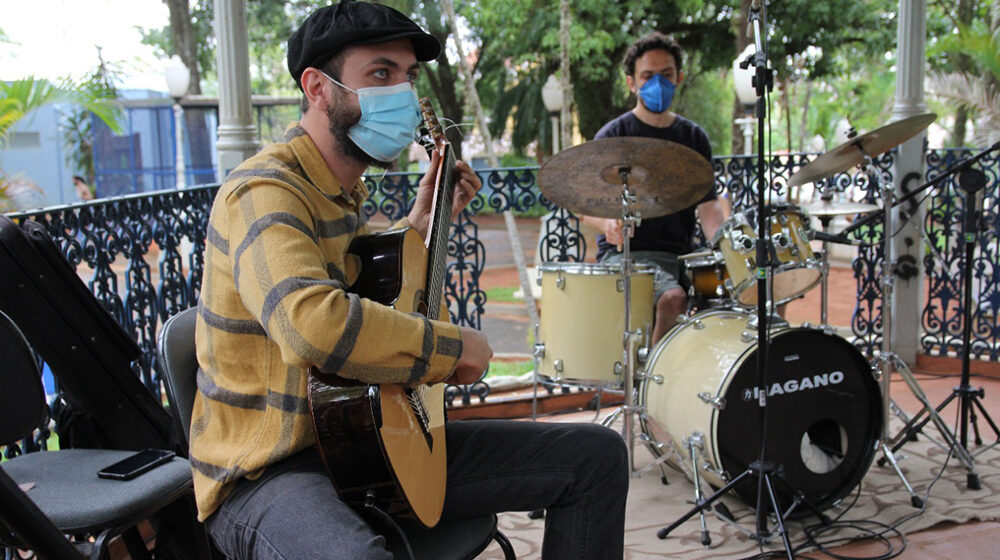 Trio leva uma hora e meia de música brasileira ao parque