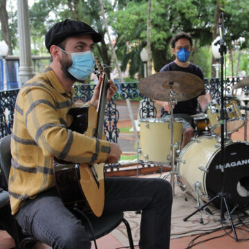 Trio leva uma hora e meia de música brasileira ao parque