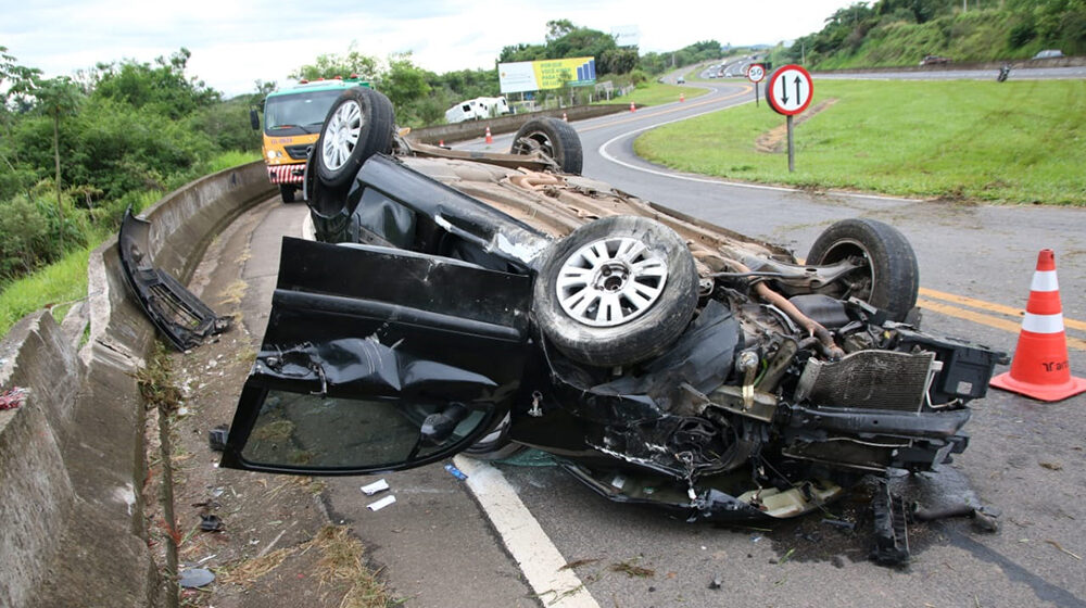 Mulher fica ferida em capotamento na SP-147