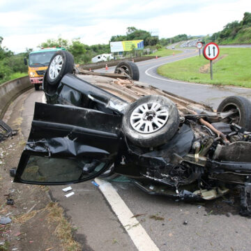 Mulher fica ferida em capotamento na SP-147